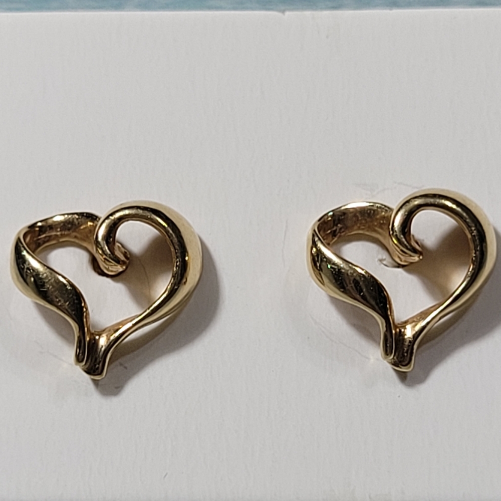 14k Small Heart Earrings.